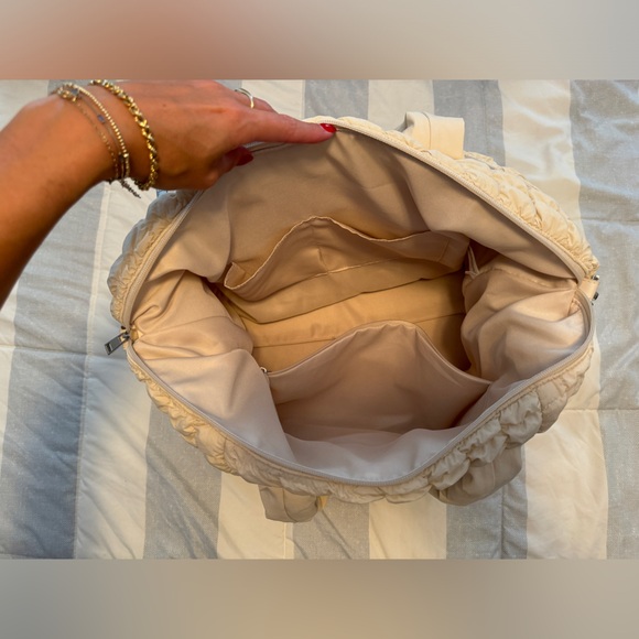 A New Day duffle bag with cross body strap barely used smoke and pet free - Picture 4 of 6